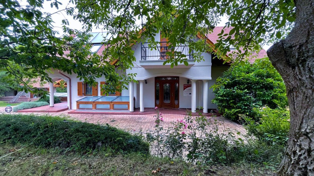 Ozkut Apartmanhaz Olmod Exterior photo