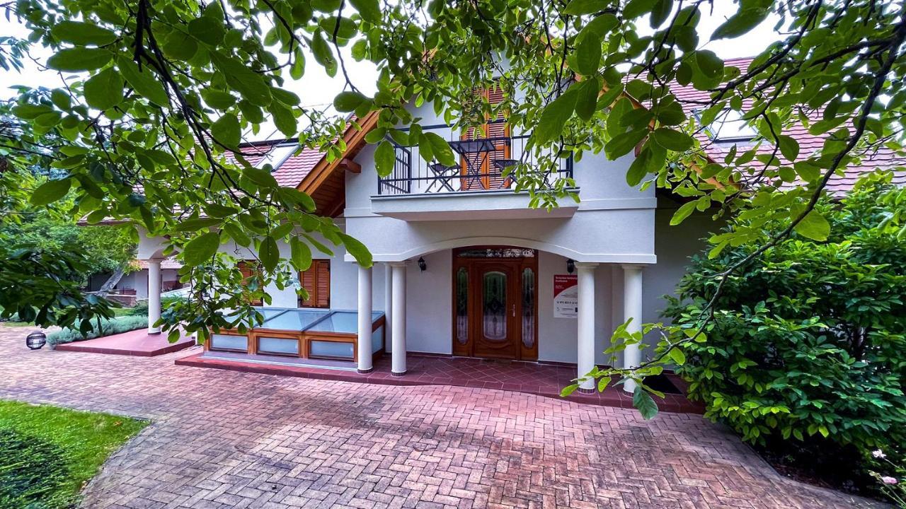 Ozkut Apartmanhaz Olmod Exterior photo