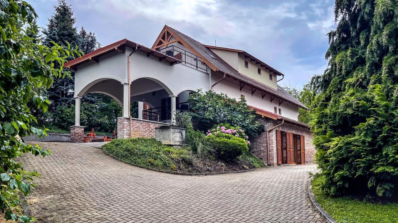Ozkut Apartmanhaz Olmod Exterior photo