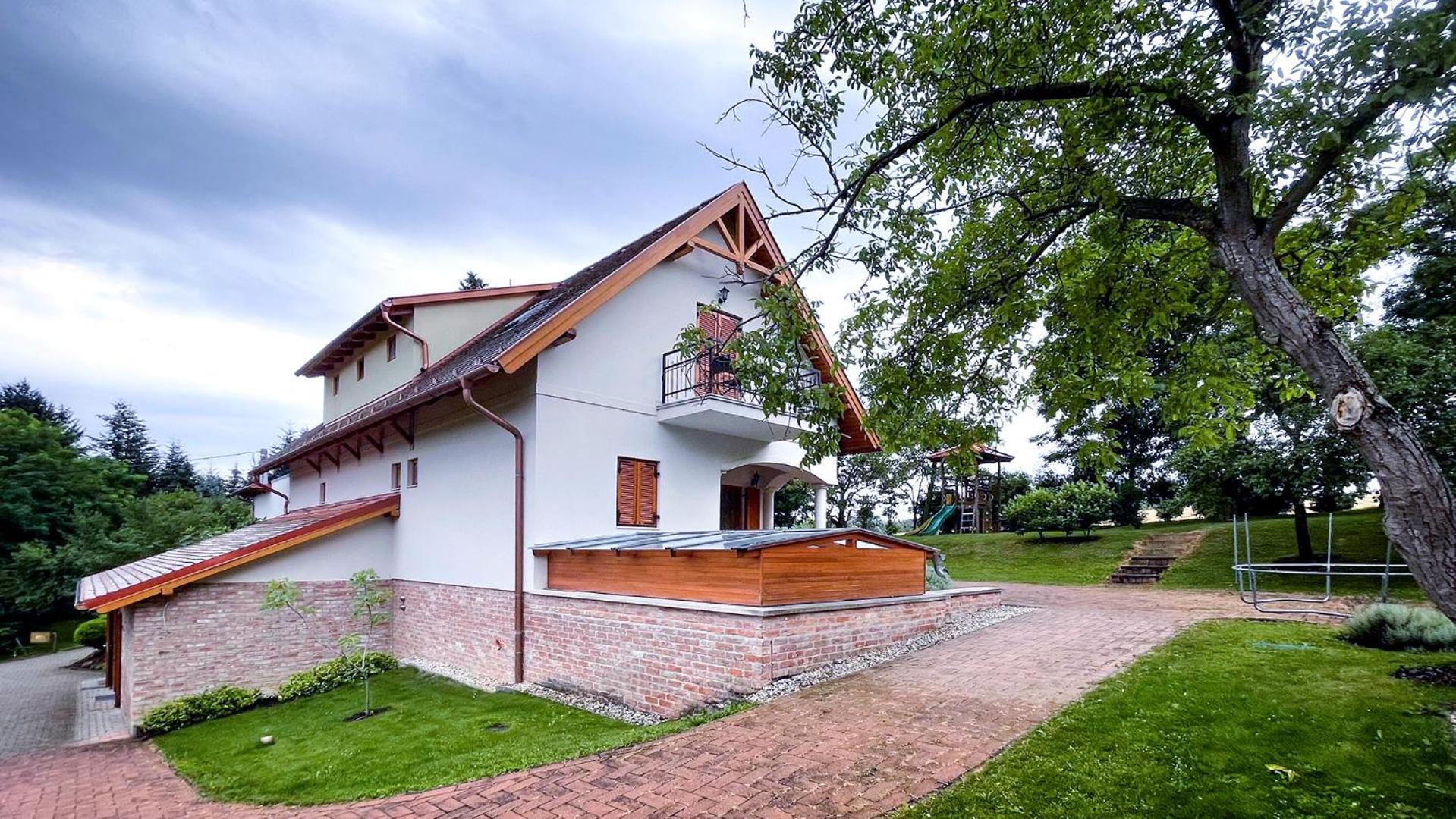 Ozkut Apartmanhaz Olmod Exterior photo