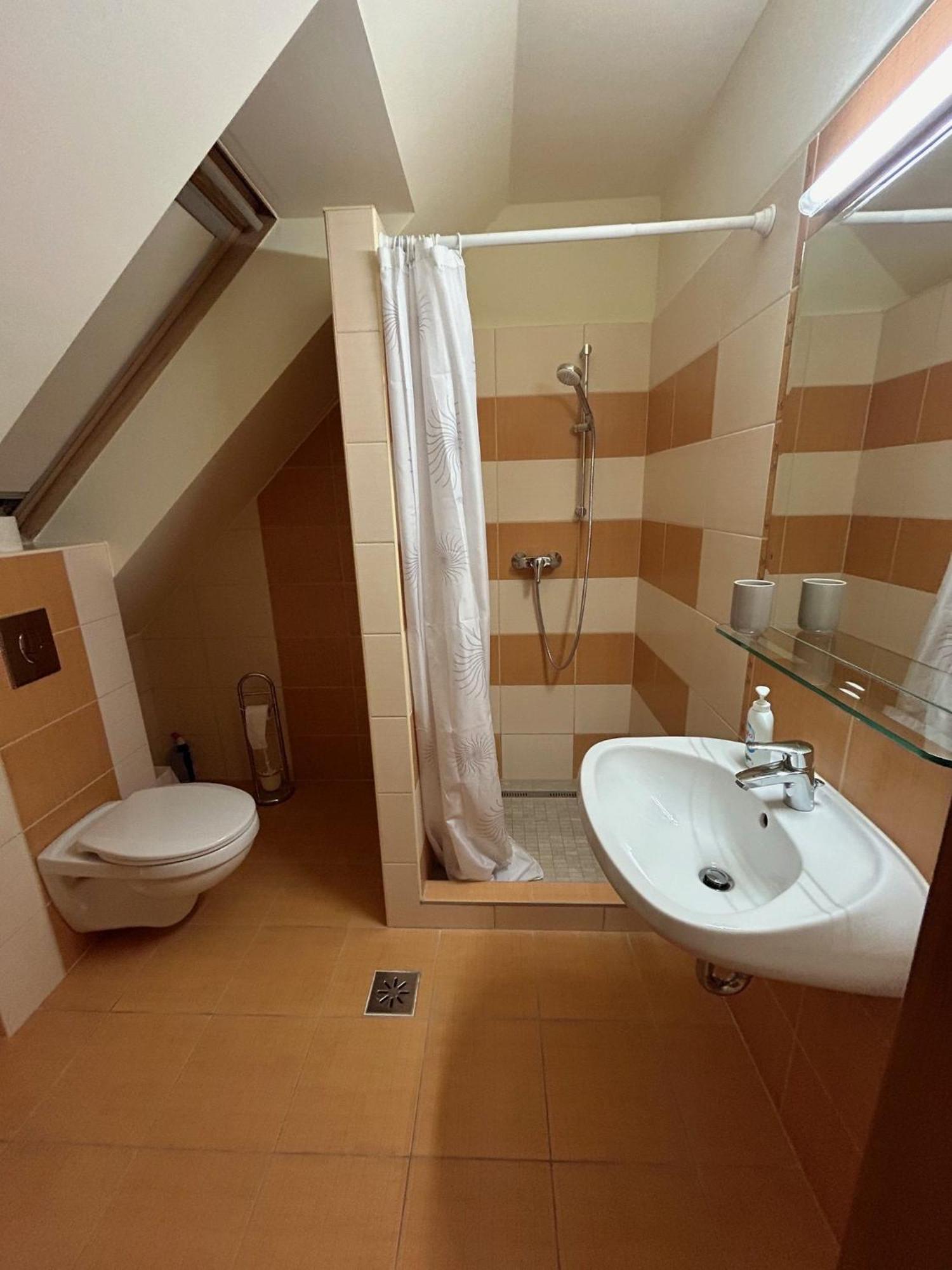 Ozkut Apartmanhaz Olmod Exterior photo